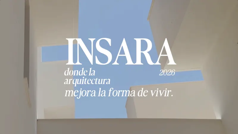 Rótulo de Insara, «donde la arquitectura mejora la forma de vivir», sobre un patio blanco abierto al cielo.