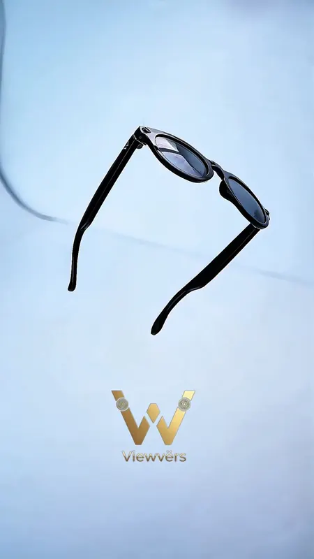 Gafas Viewvërs suspendidas sobre un fondo azul claro, con el logotipo dorado.